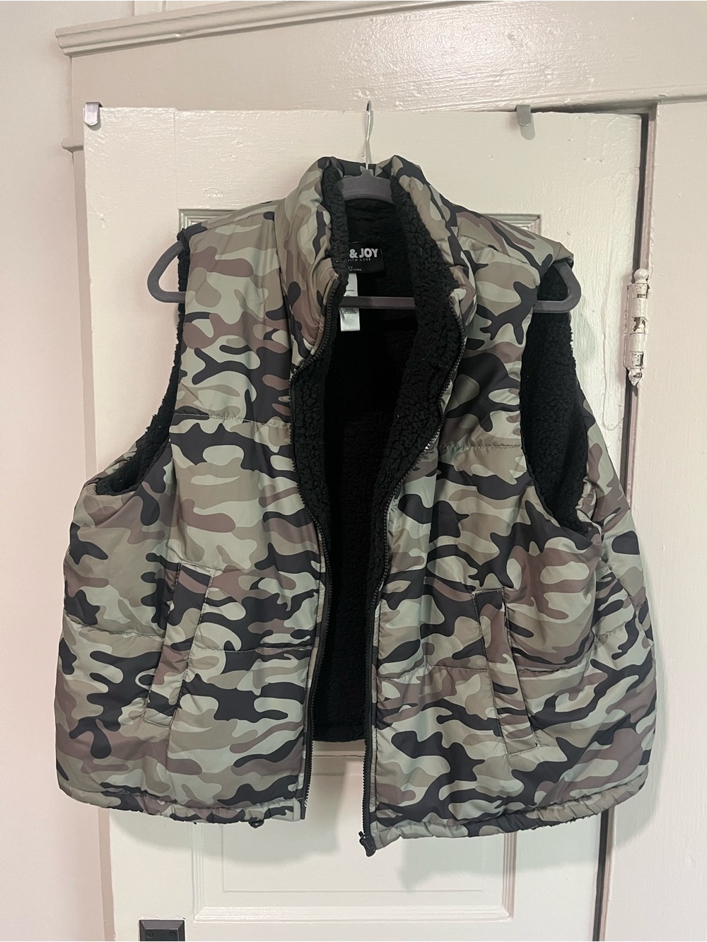 Jolie & Joy Camo Puffer Vest - Olive Green & Black